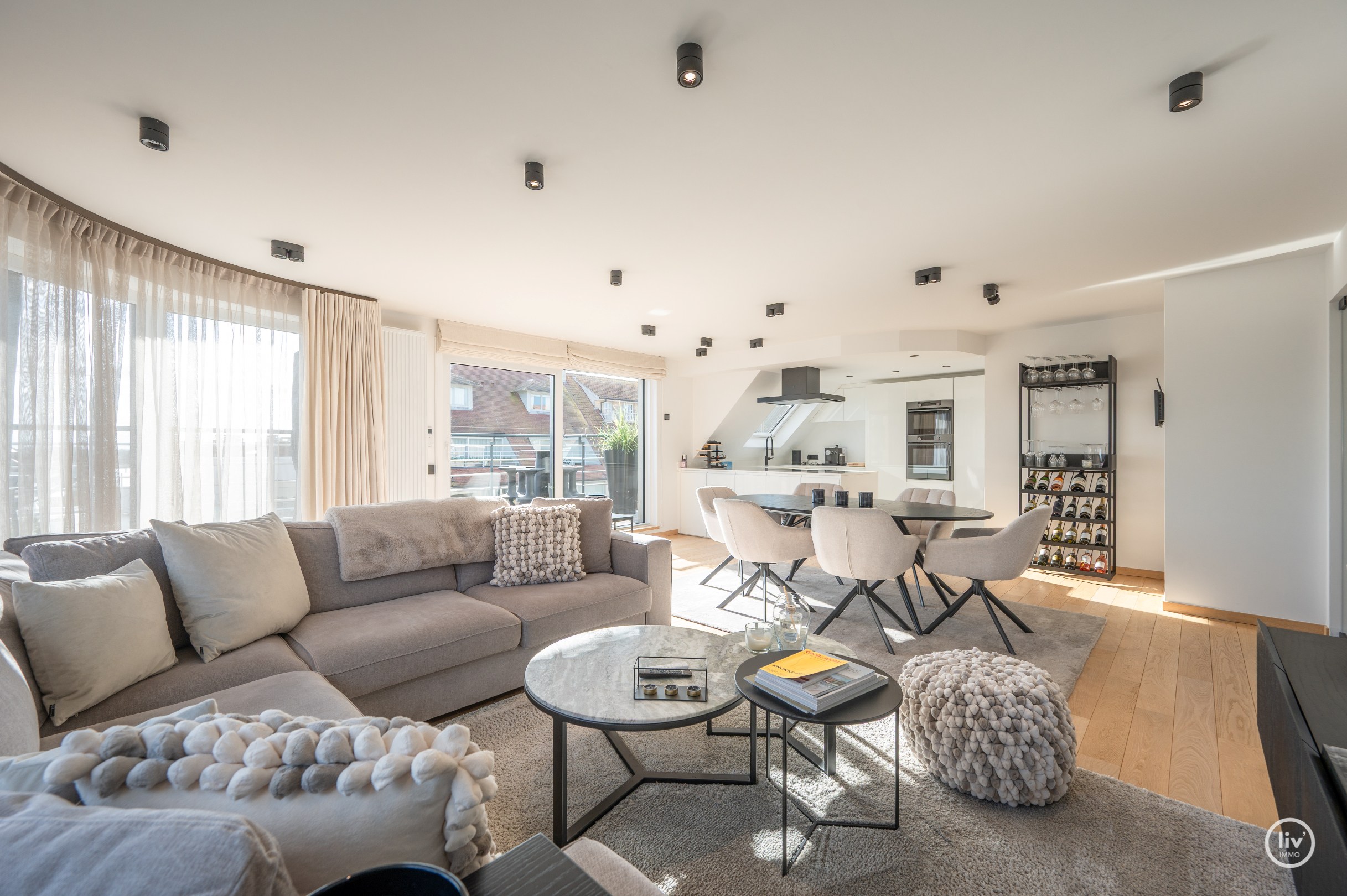 Uniek HOEK duplexappartement/penthouse met panoramisch uitzicht over de Dumortierlaan te Knokke. 