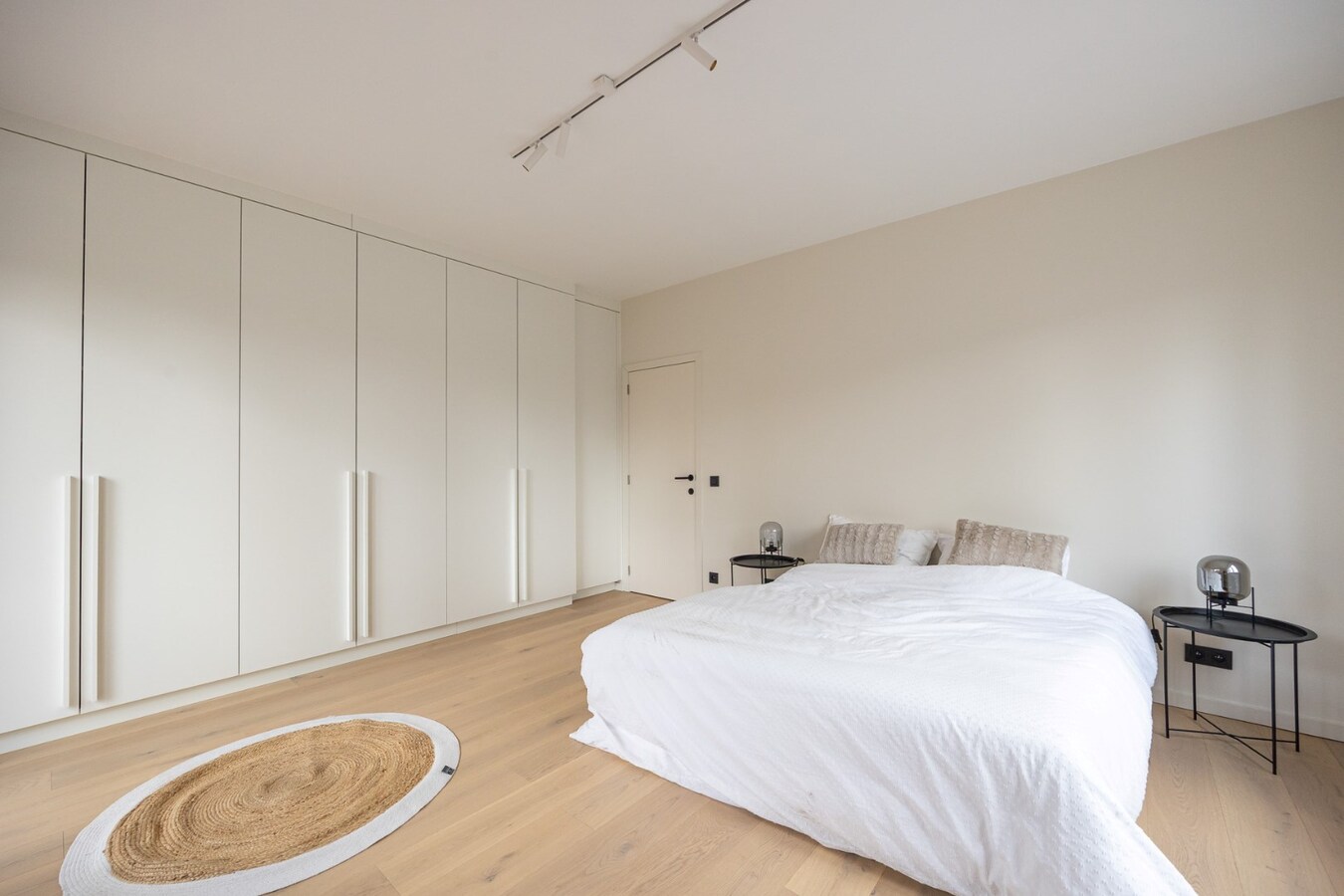 Kwaliteitsvol gerenoveerd appartement met 2 slpk en terras te Wilrijk! 