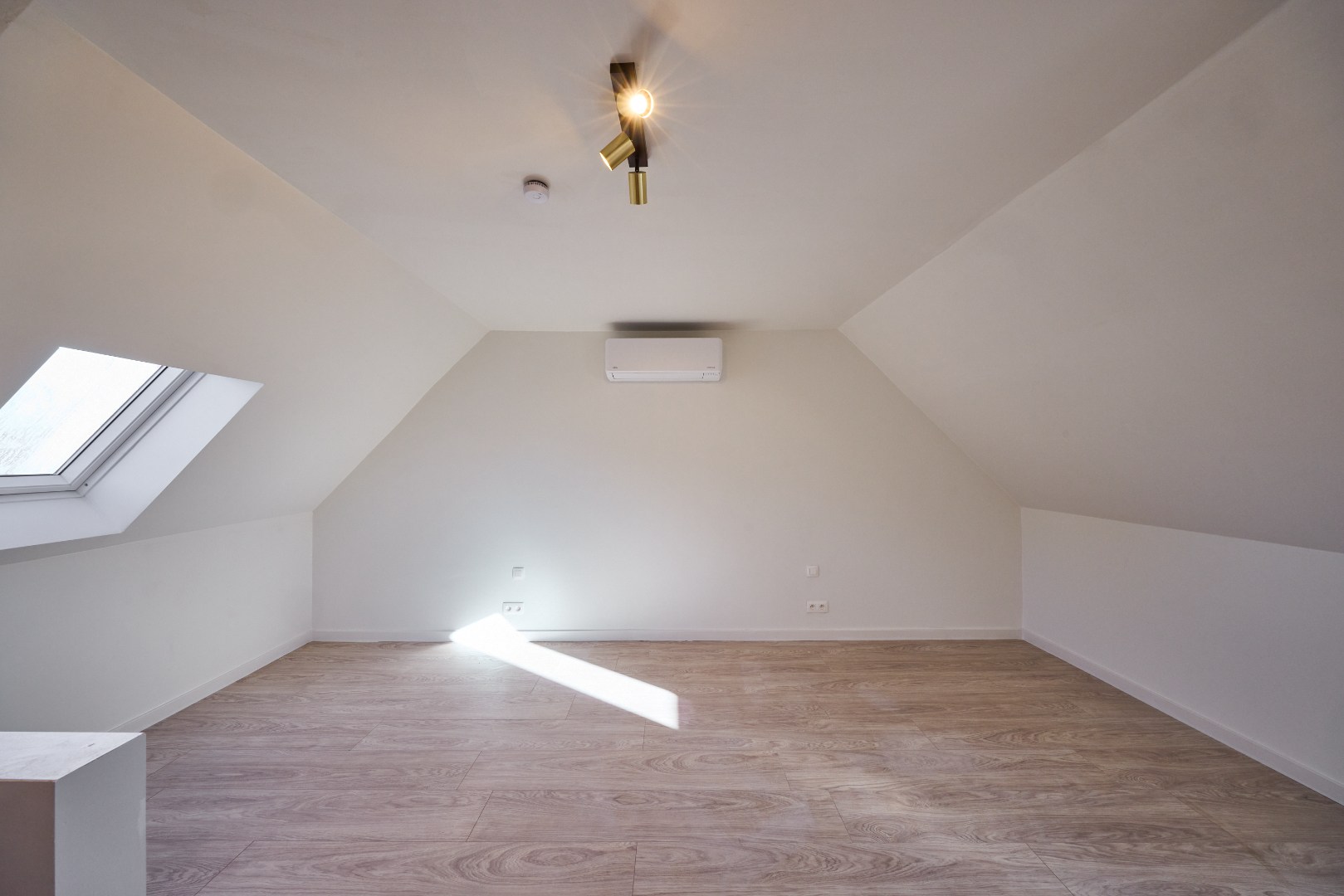 Volledig gerenoveerde centrumwoning in het hartje van Sint-Lodewijk op 442 m²! 