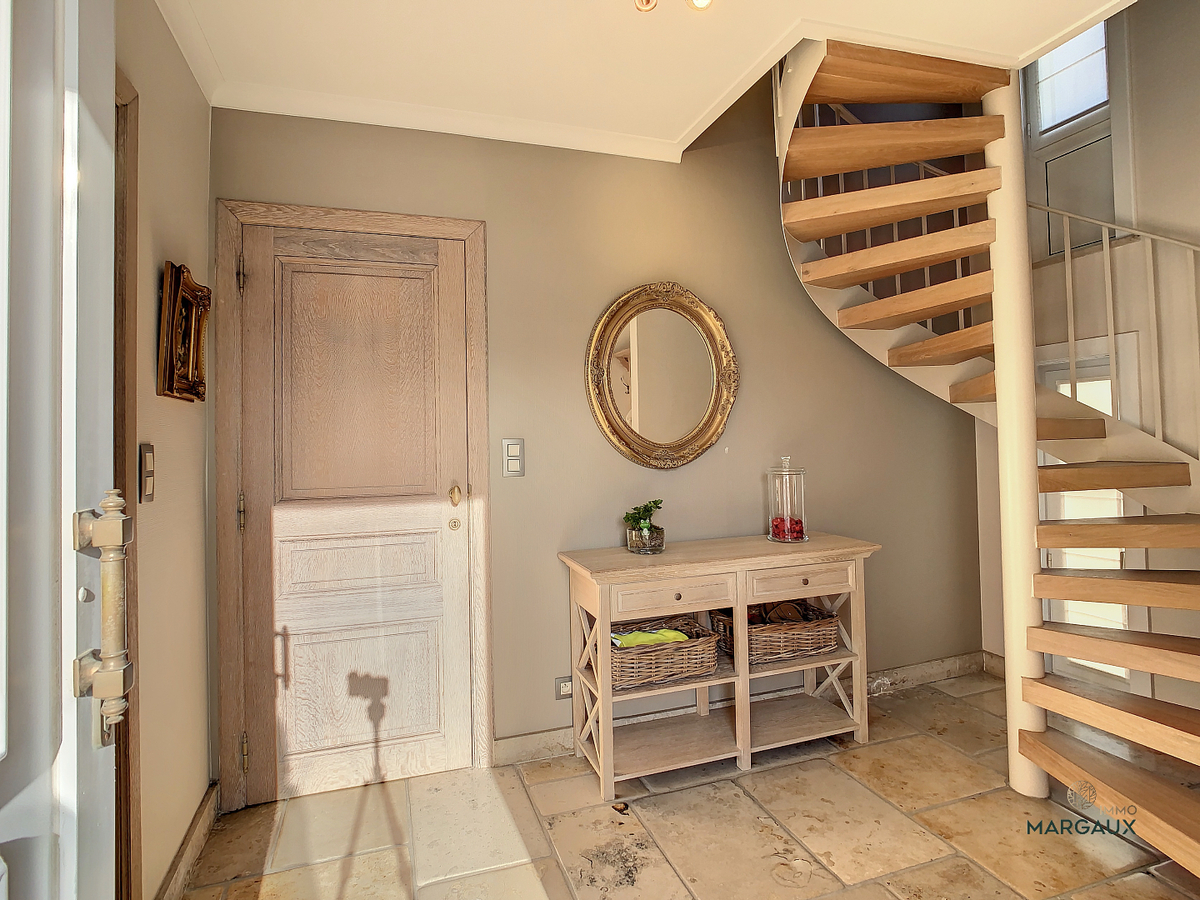 Instapklare halfopen bebouwing in rustige straat 