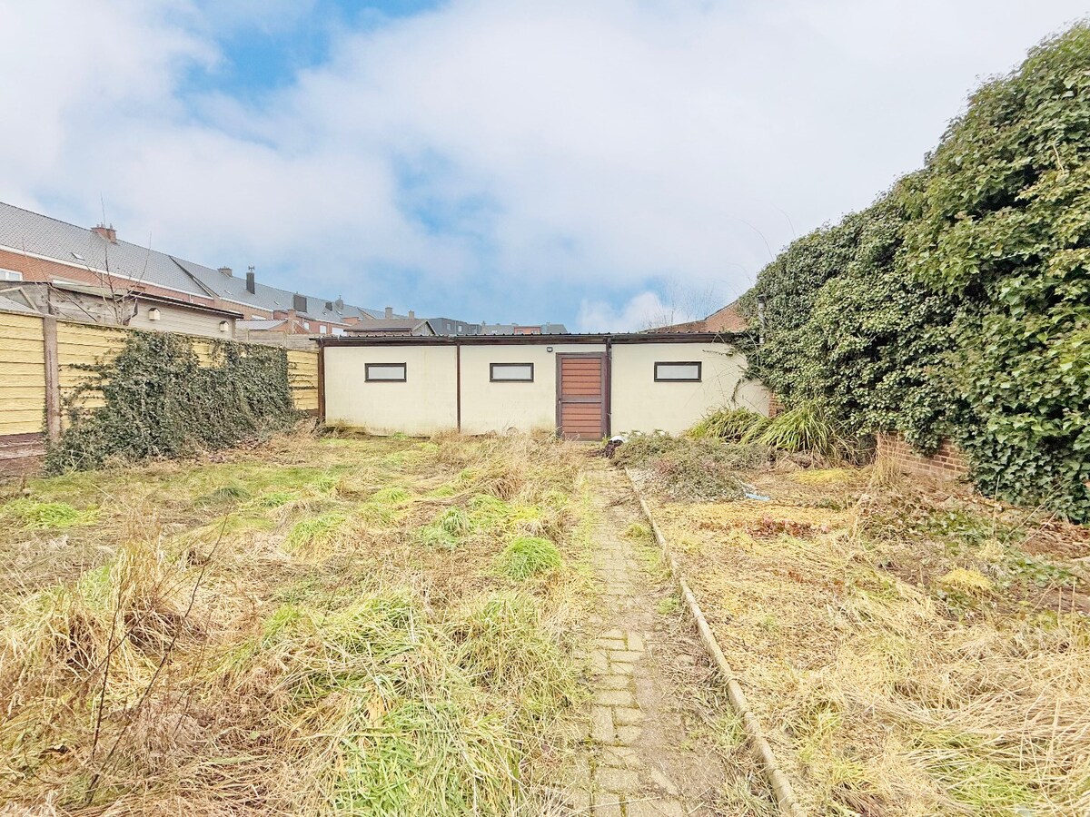 Statige woning met garage en ruime tuin te centrum Zottegem 