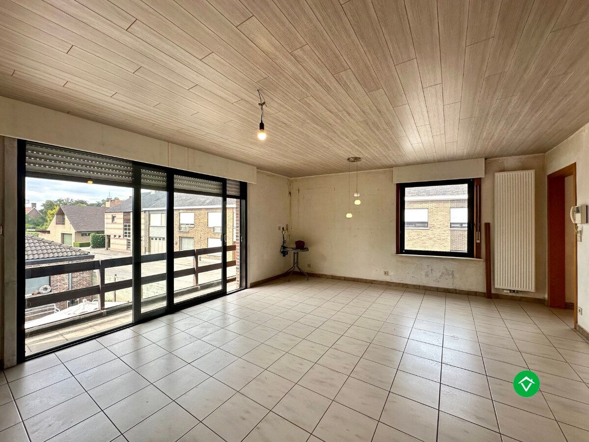 Ruim duplexappartement met terras en garage nabij centrum Roeselare 