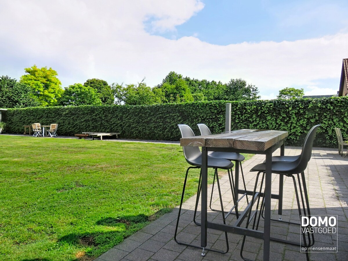 RUIME EN ENERGIEZUINIGE VILLA OP EEN UITZONDERLIJK BREED PERCEEL IN BERBROEK 