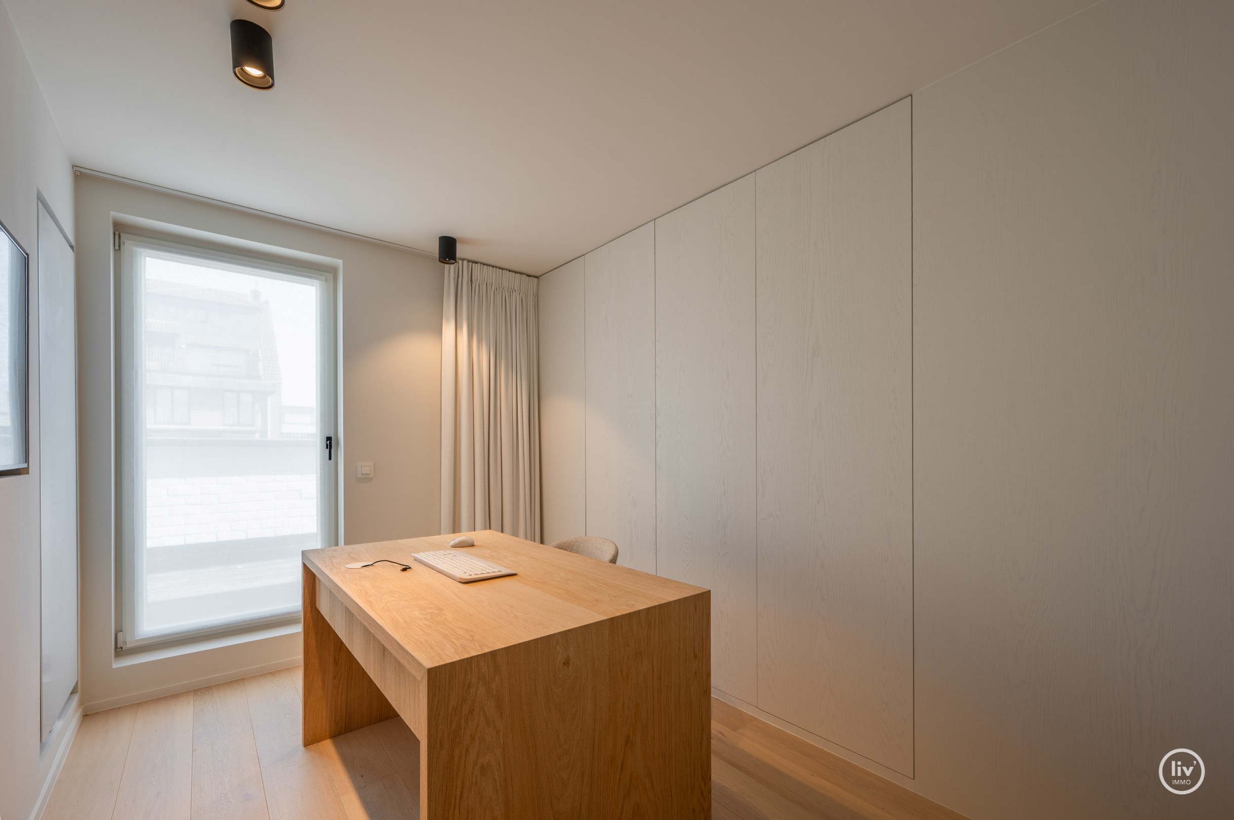 Parchtig afgewerkte penthouse met magnifieke terrassen van +/-40m2 en 3 ruime slaapkamers te Leopoldlaan gelegen. 