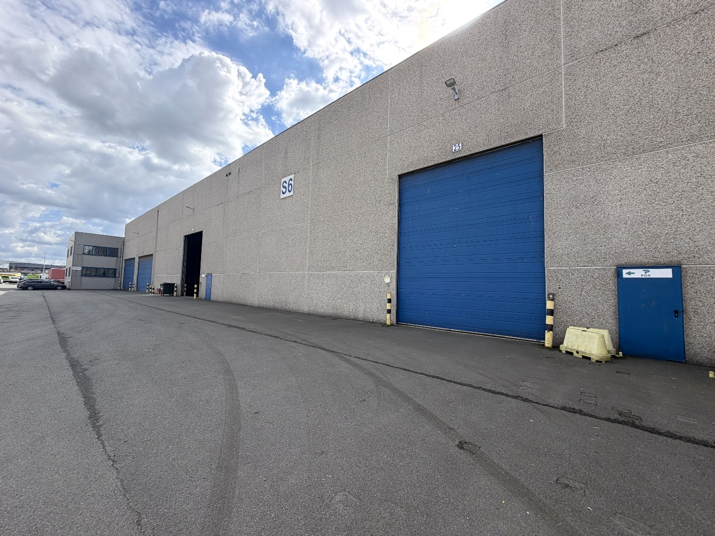 Magazijn met laadkade en nieuwbouw kantoren in haven Antwerpen