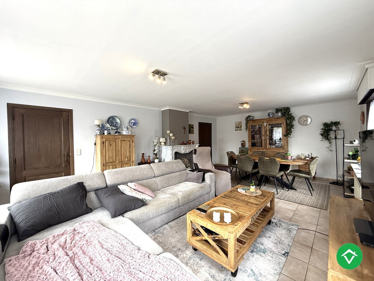 Alleenstaande woning met 5 slaapkamers, tuin en garage/loods te Roeselare 