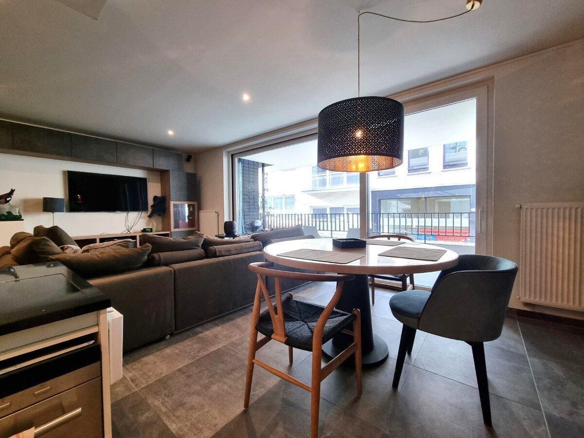 Uitzonderlijk ruim (117m² + 64m² terras!) appartement met drie slaapkamers 