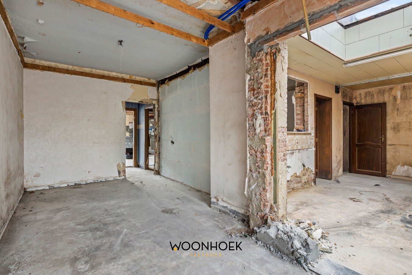 Ruime, te renoveren woning met diverse mogelijkheden 