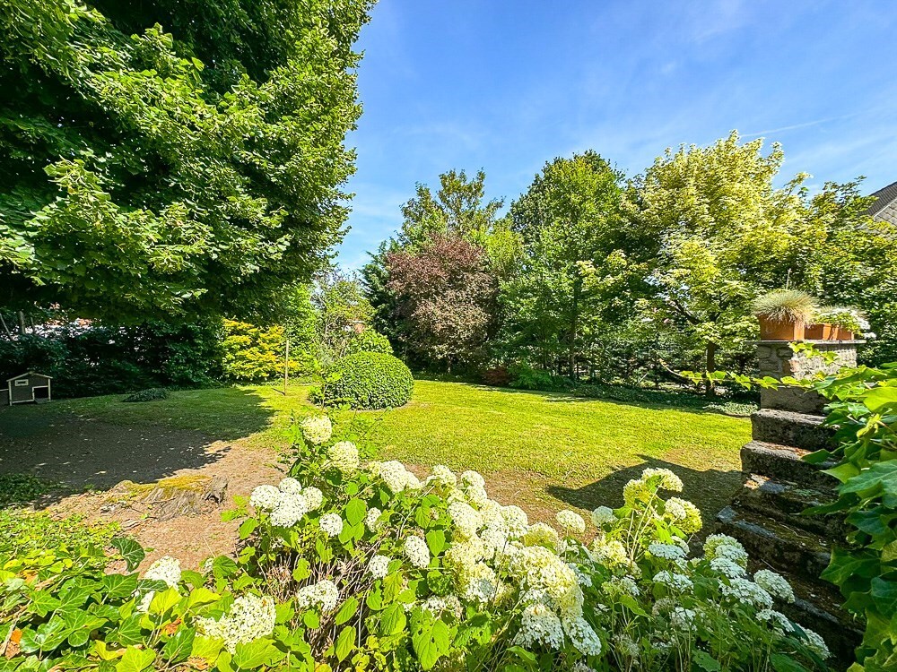 Maison de style en semi plain-pied avec grand espace professionnel, érigés sur 1800m² ! 