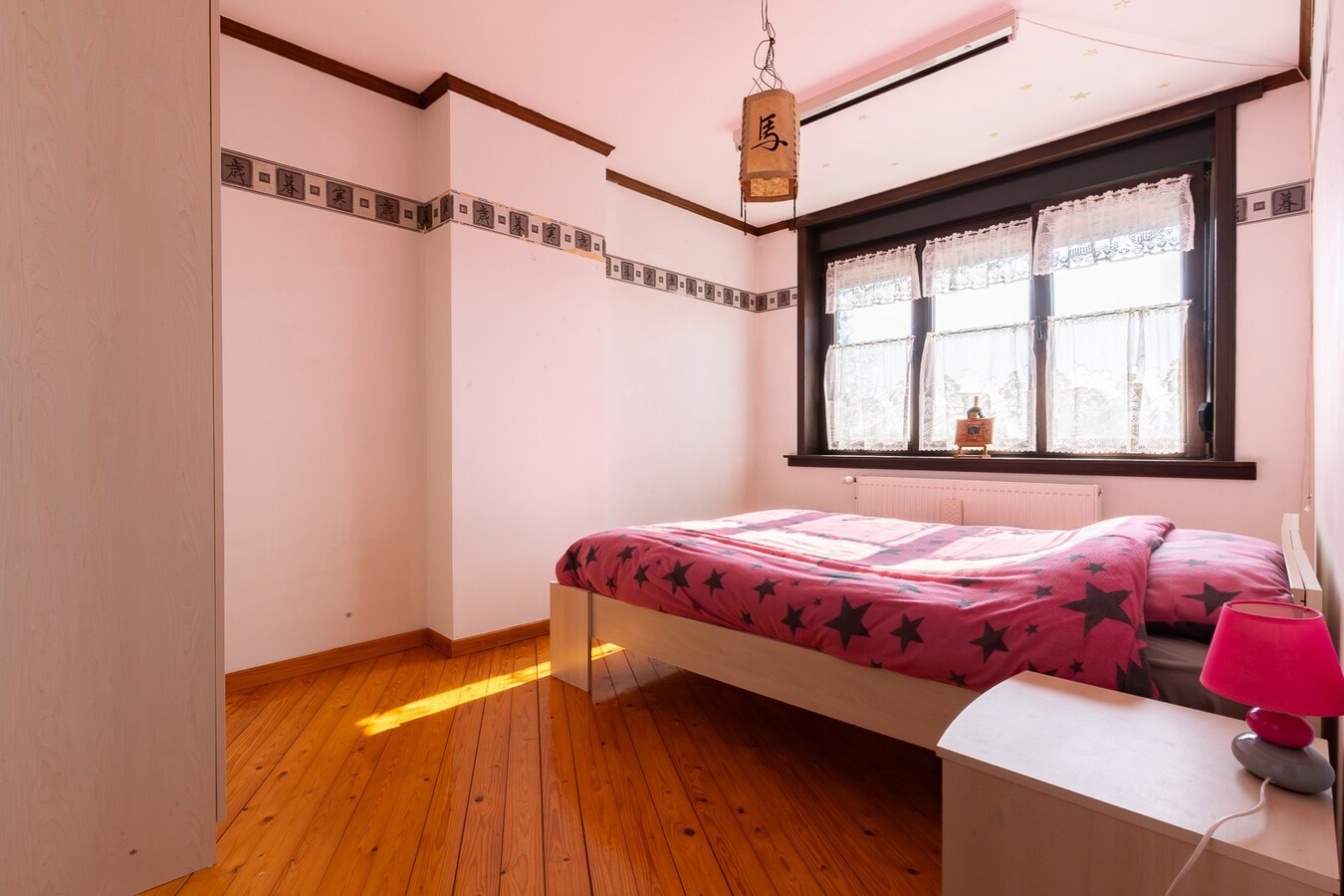 3 façades érigée sur 875m² avec terrain à bâtir, parking privé, double garage. 