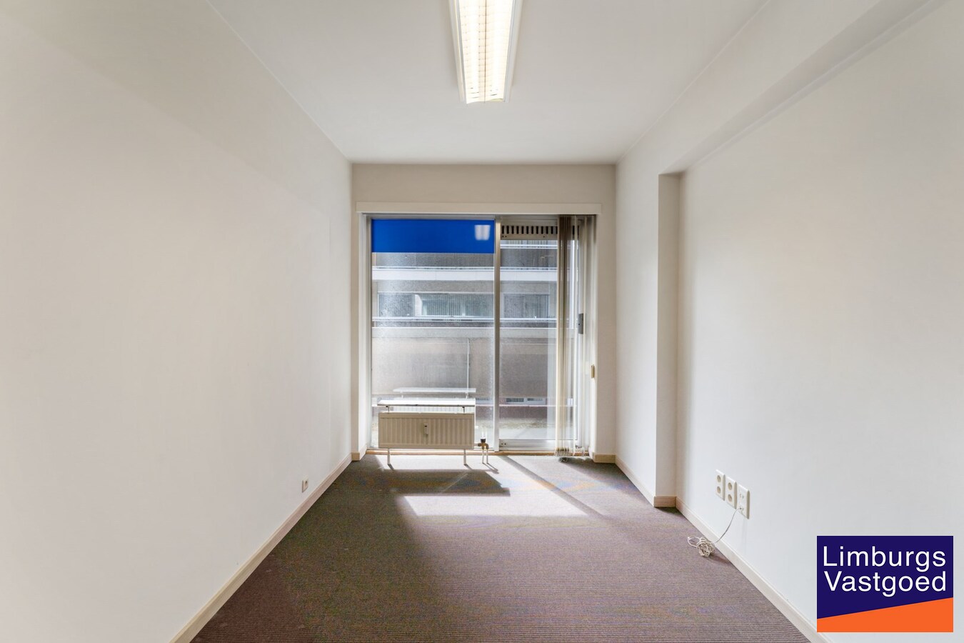 Handelspand/Kkantoor/ vrijberoep TE HUUR op toplocatie, 226m², ruime parkeergelegenheid 