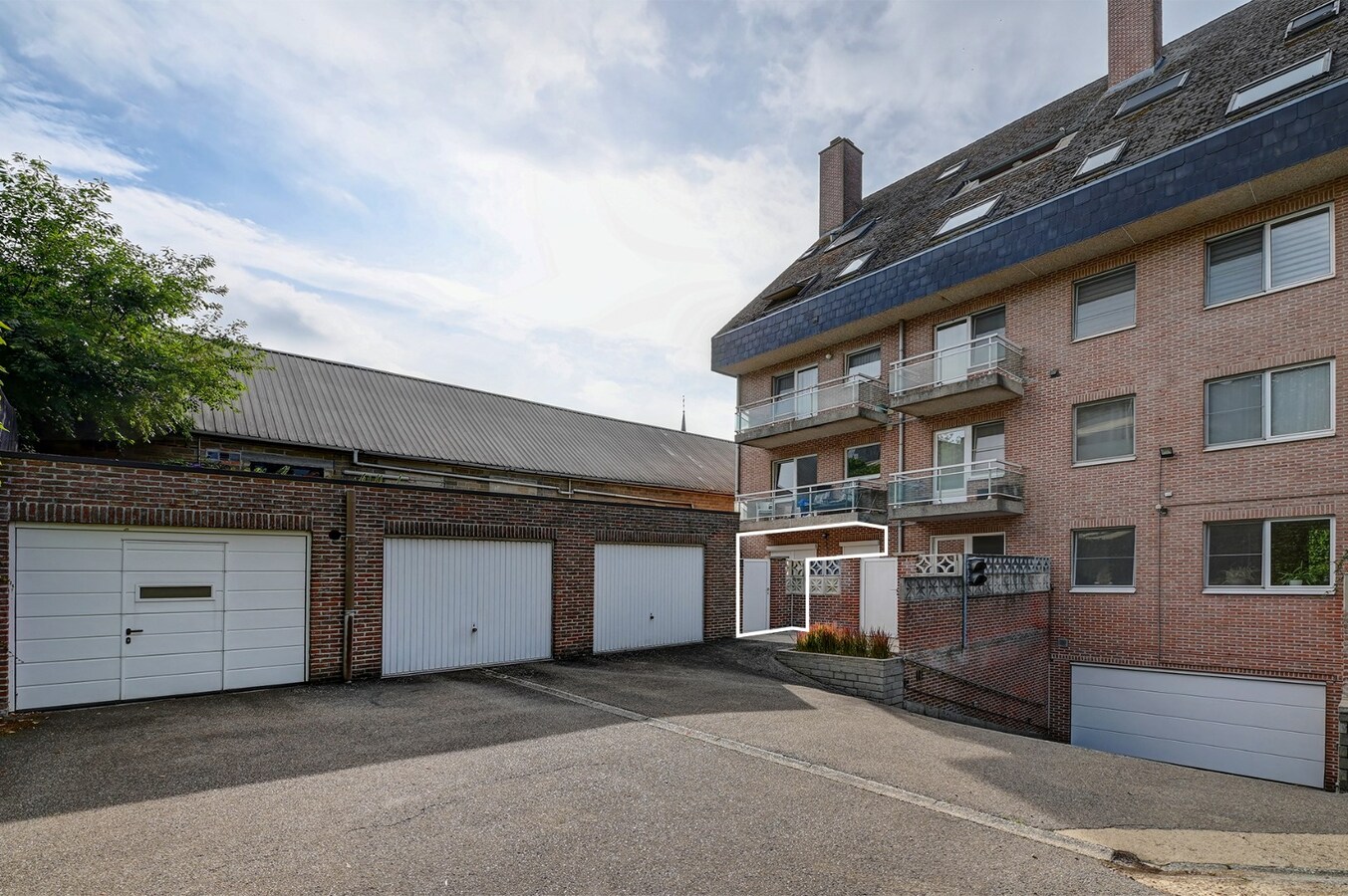 Centraal gelegen appartement met ondergrondse garage en groot terras 