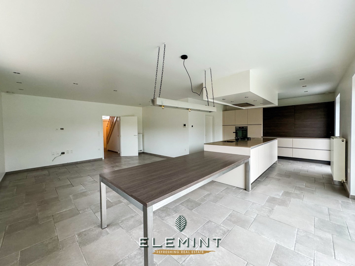 Rekkem. Ruime halfopen woning met 5 slaapkamers, tuin &amp; garage 