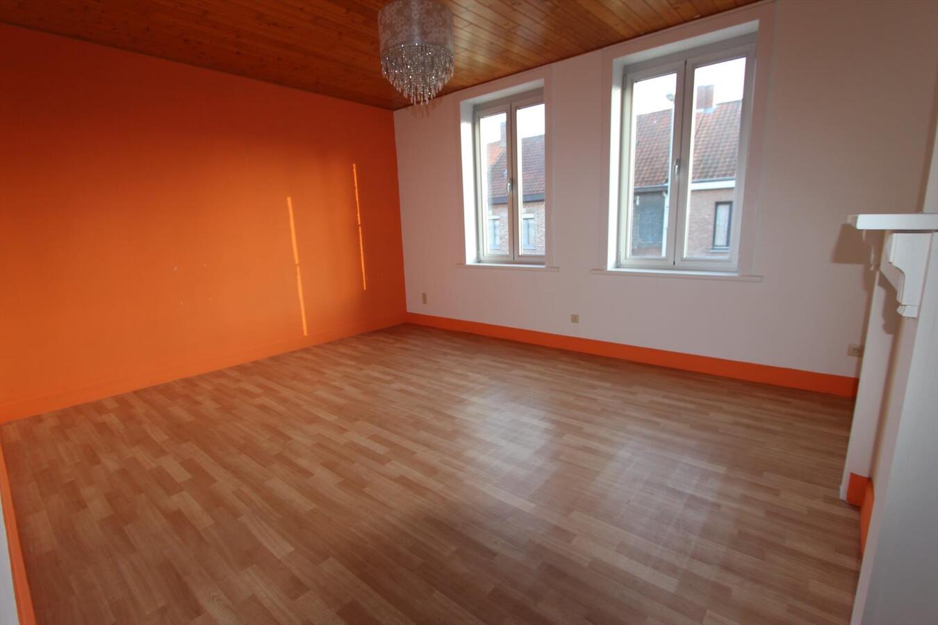 Gerenoveerde woning met 2 slaapkamers en terras te Roeselare 