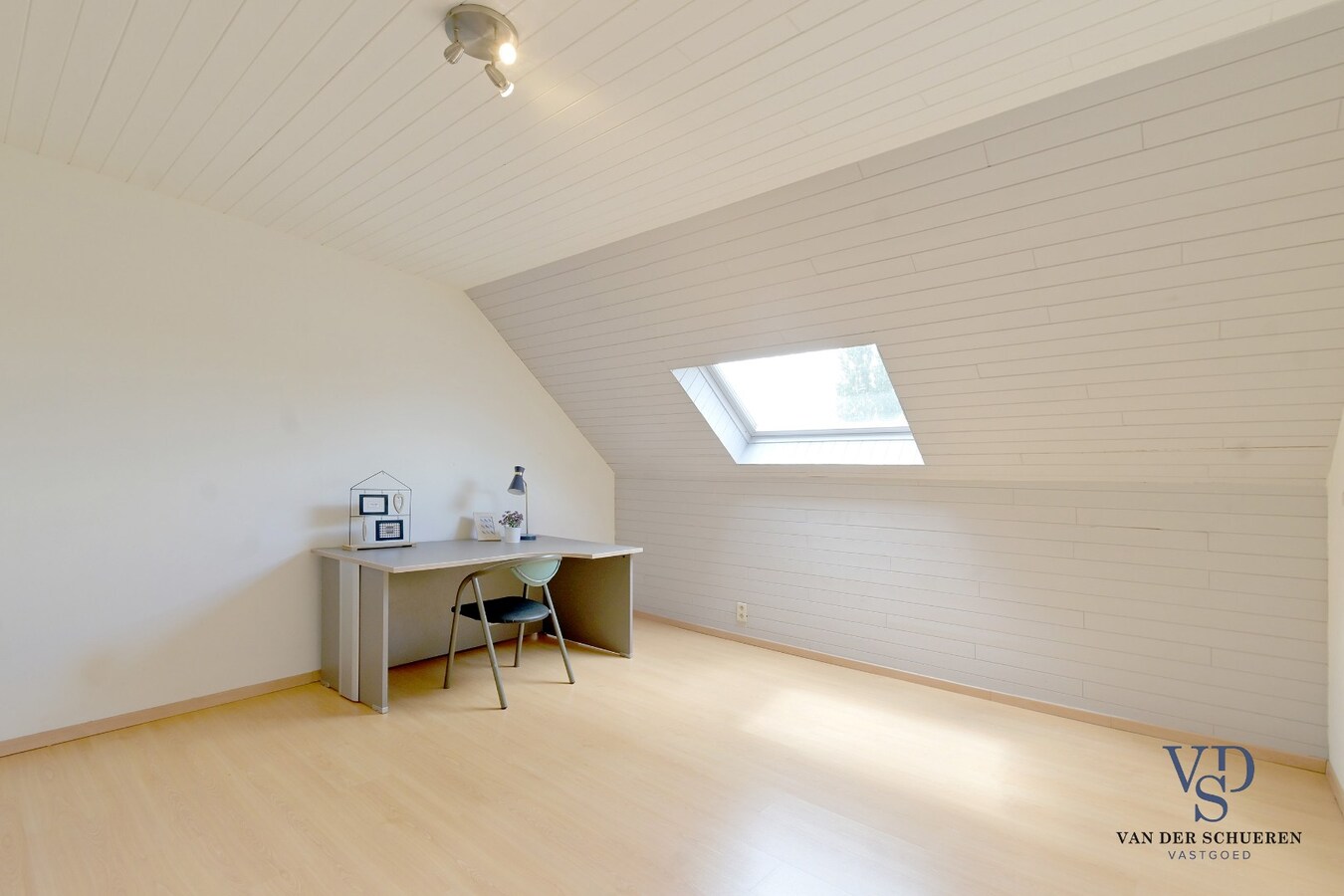 Ruime 3 slpk-woning met garage en tuin. 