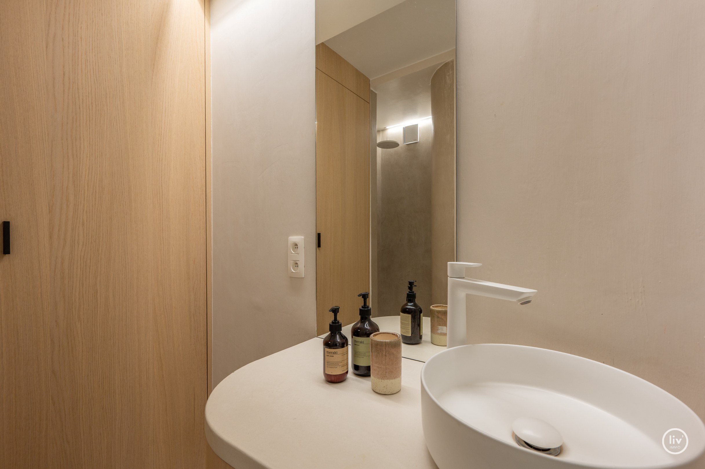 Prachtig integraal gerenoveerde studio gelegen op de vierde verdieping te Van Bunnelaan. 