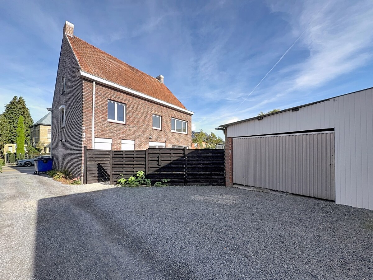 Ruime woning met 4 slaapkamers, garage en tuin op wandelafstand van centrum Sleidinge! 