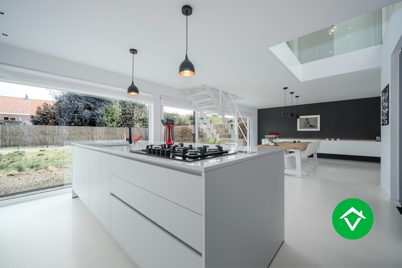 Zeer stijlvolle en instapklare villa te koop in het centrum van Koekelare. 