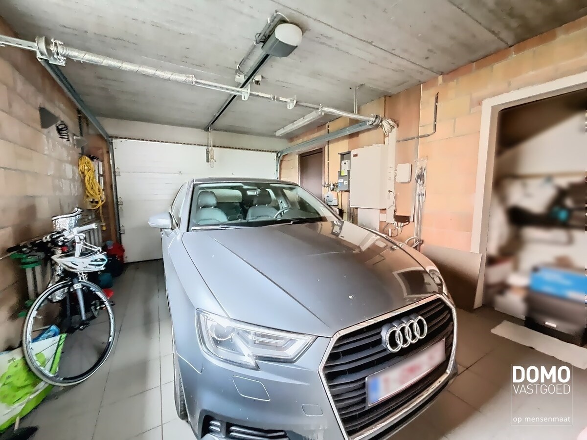 MODERNE OPEN BEBOUWING MET TUIN, INPANDIGE GARAGE EN 2 SLAAPKAMERS TE STOKROOIE 