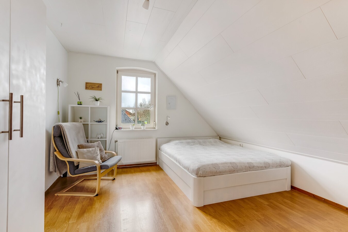 Vrijstaande woning met inpandige garage gelegen op een perceel van 784 m2 te Arendonk. 