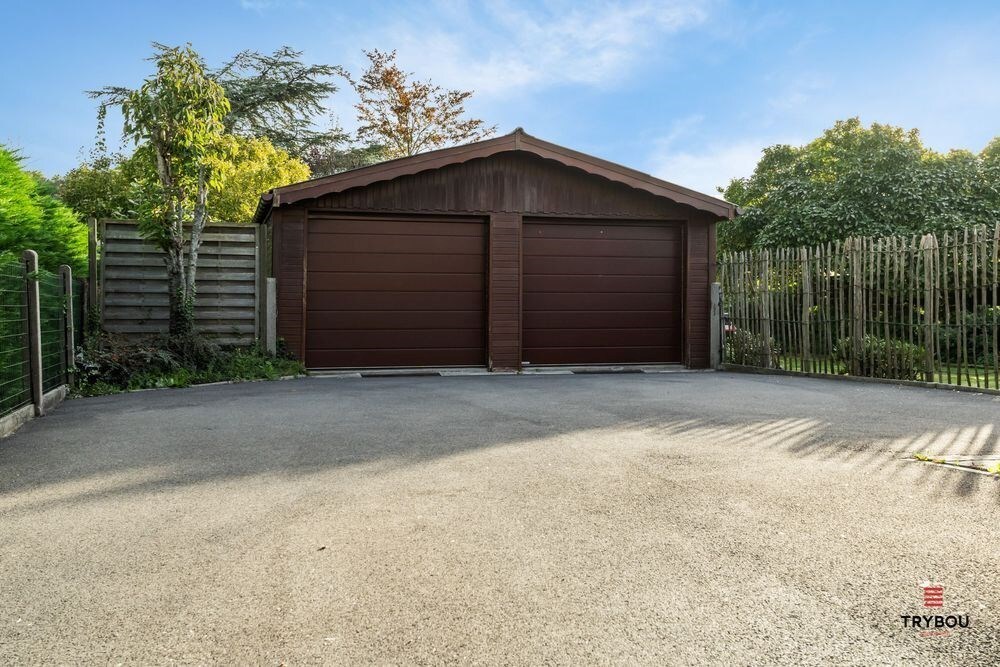 Ruime karaktervolle villa met 3 garages op 1099m² 