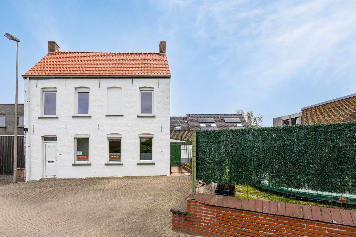 Instapklare ruime woning met praktijkruimte 