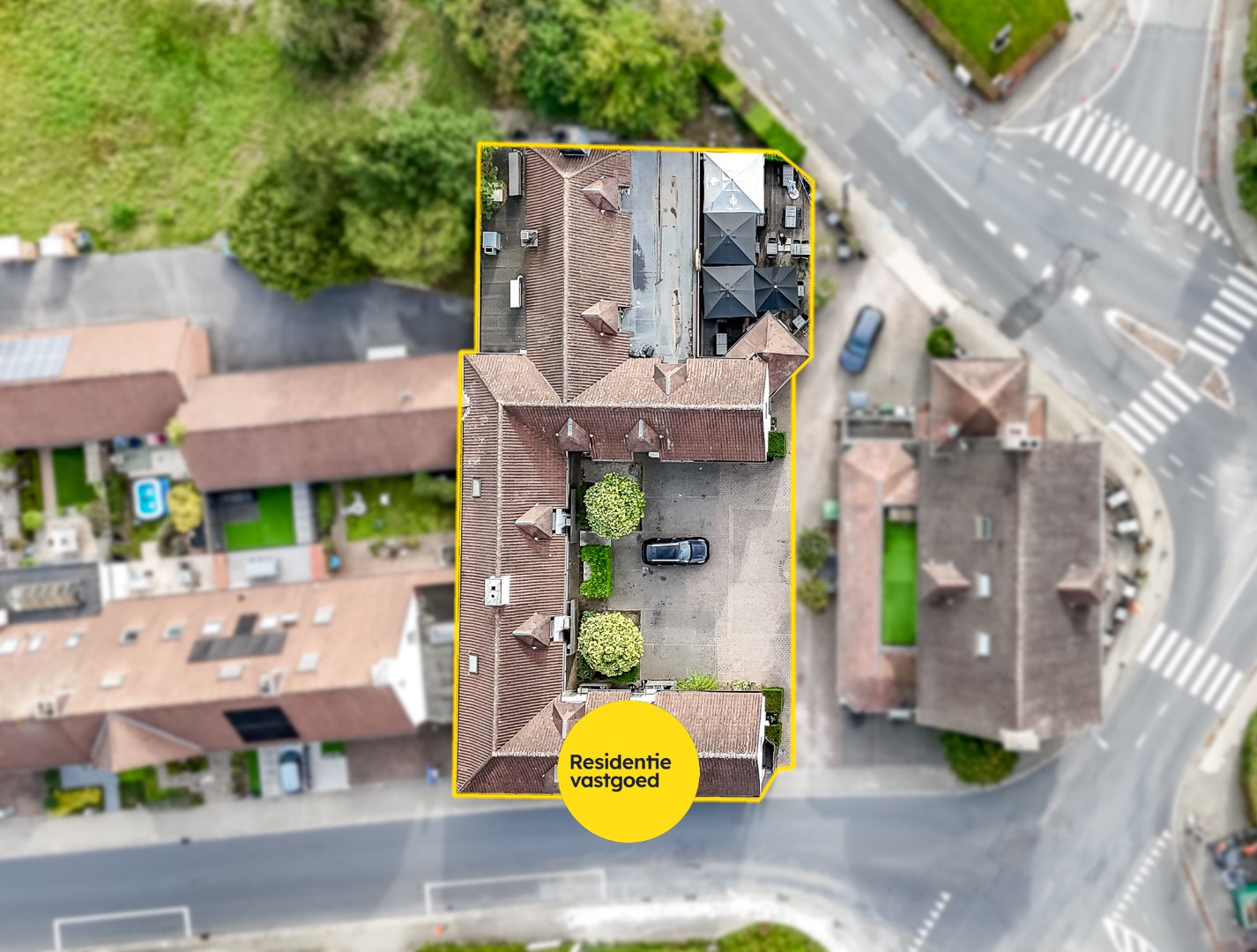 Multifunctionele eigendom met appartementen en handelszaken! 
