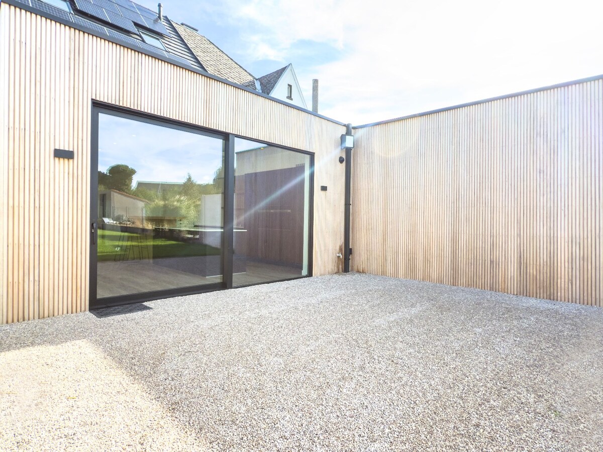 Knappe renovatie met ZW-tuin op gunstige locatie te Zottegem 