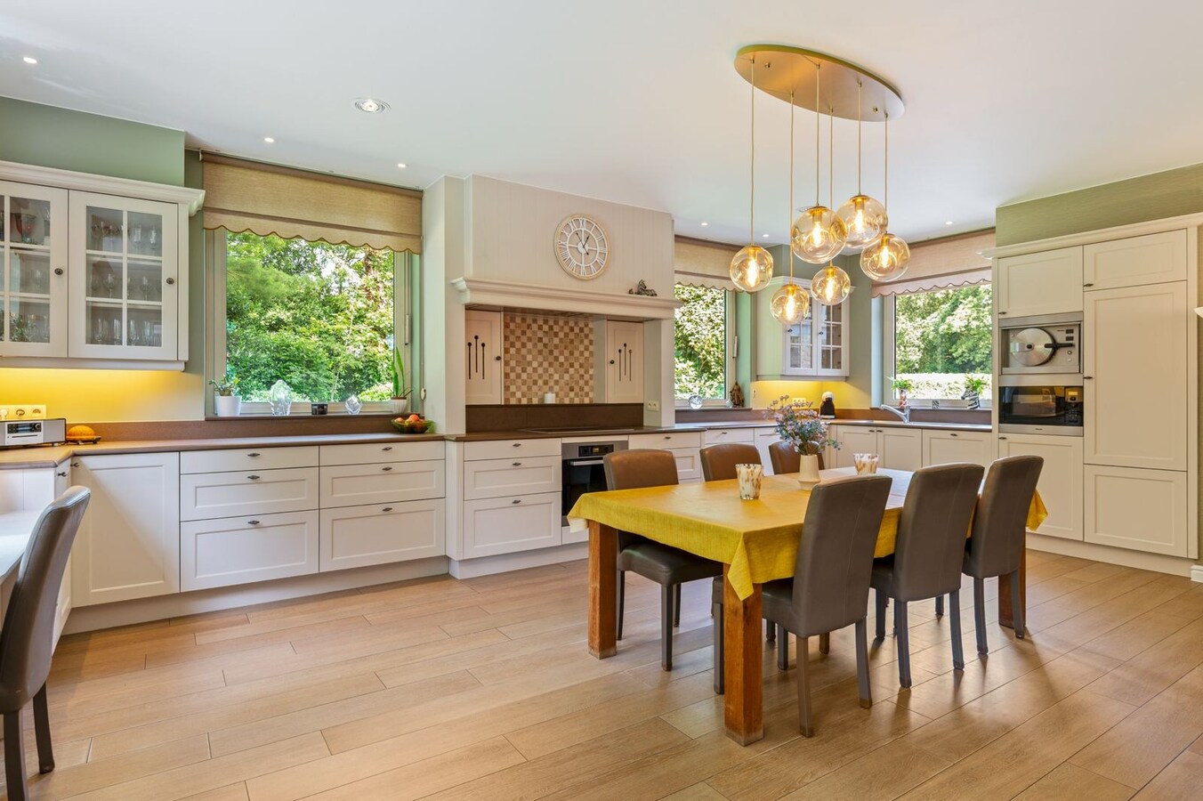 Exclusief eigendom met twee volwaardige, zelfstandige villa-woningen, een conciërgeverblijf en luxueuze paardenfaciliteiten op ruim 2 ha te Brasschaat 