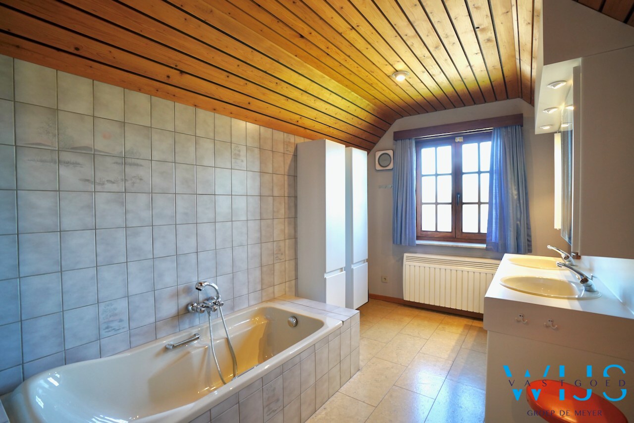 Fantastische open bebouwing met dubbele garage in gegeerde woonwijk te Evergem 