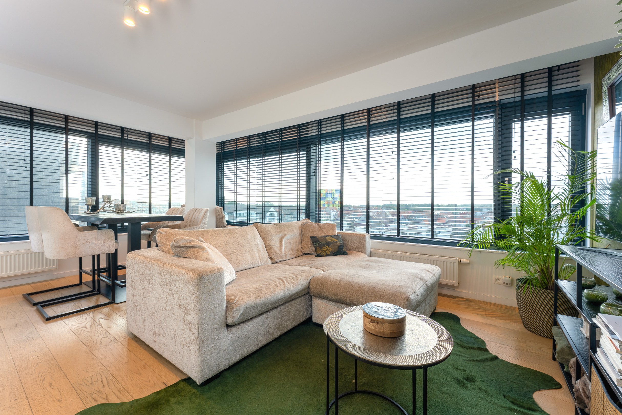 Hoek appartement met zijdelingszeezicht op centrale ligging 