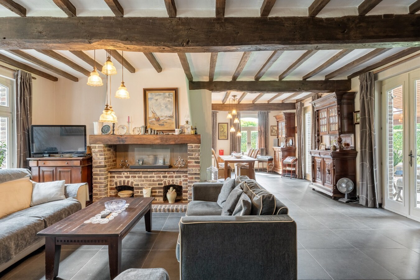 Ruim, karaktervol landhuis met parkachtige tuin op perceel van 16a29ca. 