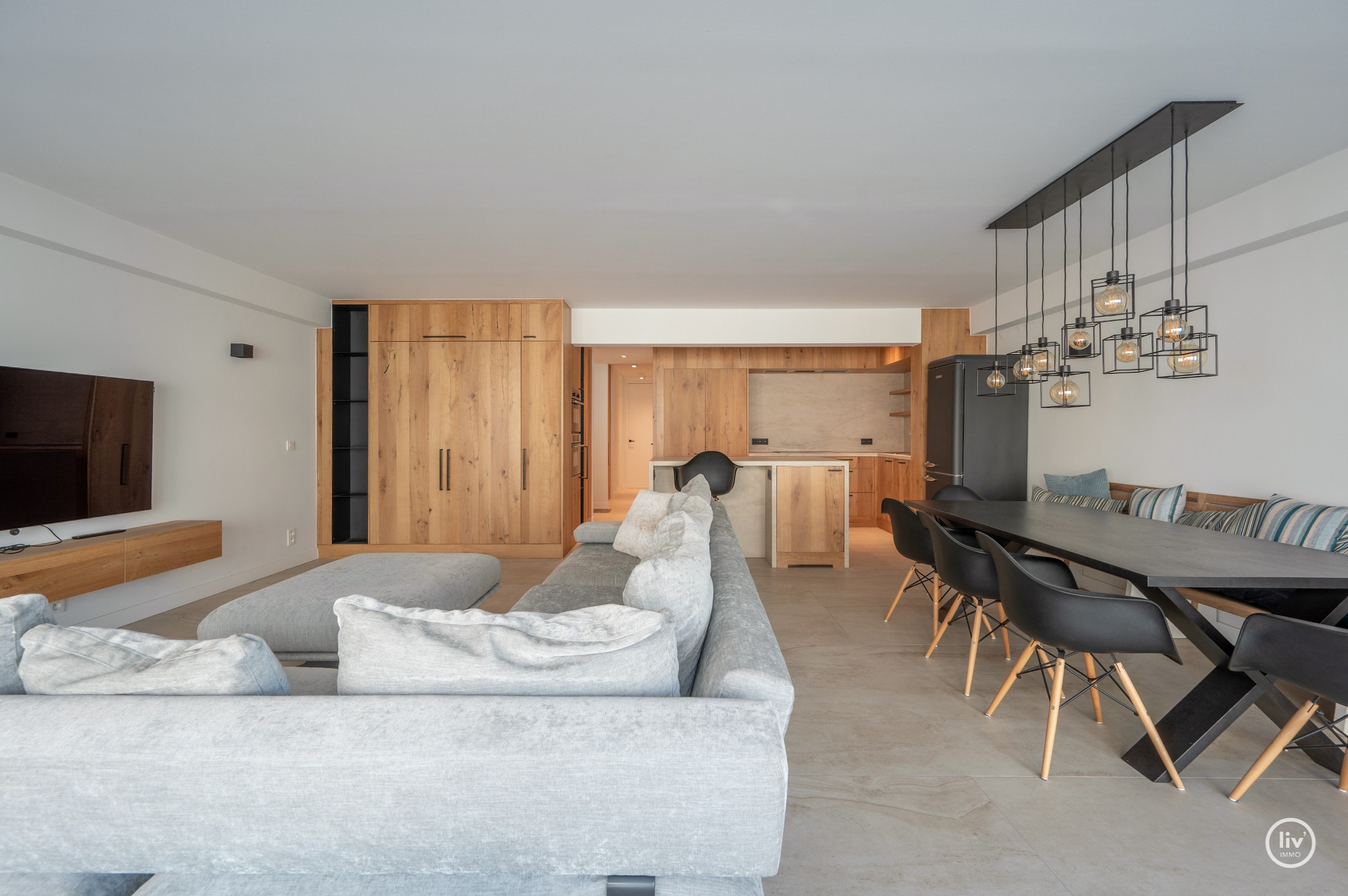 Bel appartement rénové avec vue sur la place Rubens et la mer 