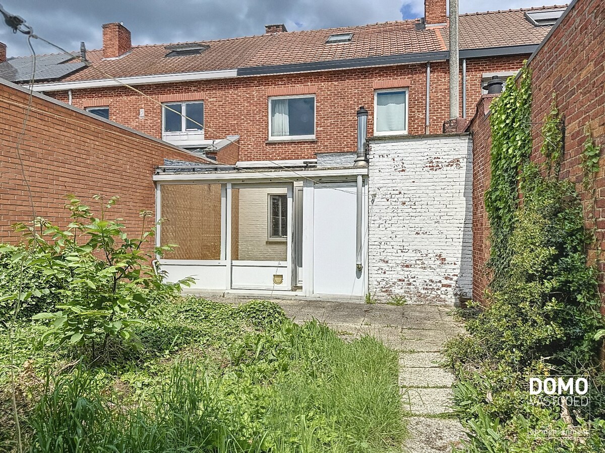 Op te frissen rijwoning met stadstuin gelegen te Hasselt. 