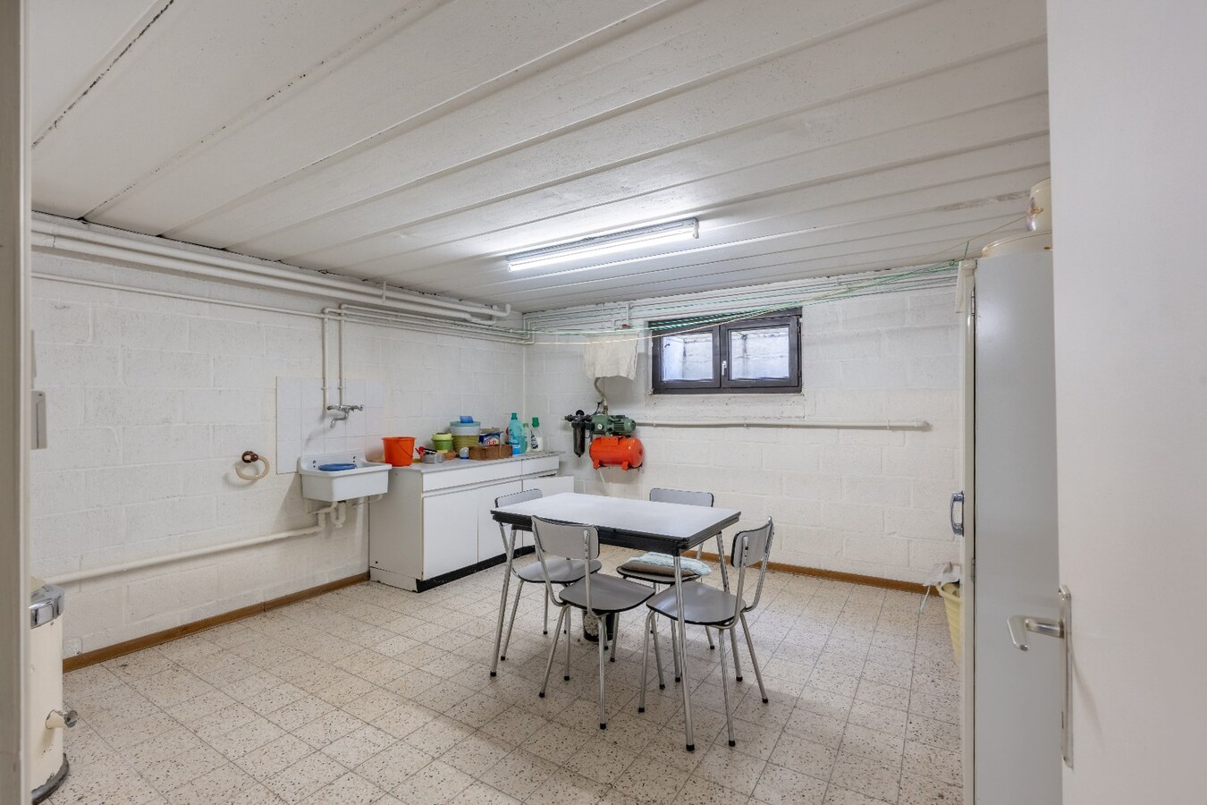 Ruime woning met garage, tuin en 3 slaapkamers op een zeer rustige locatie. 