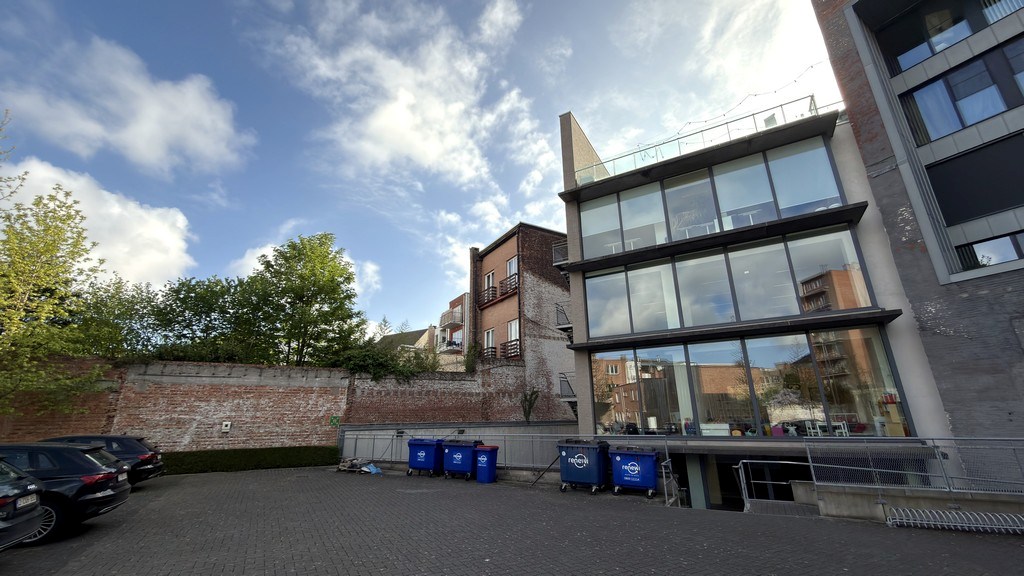 Gerenoveerde kantoren in geklasseerde herenwoning te huur aan station van Mechelen