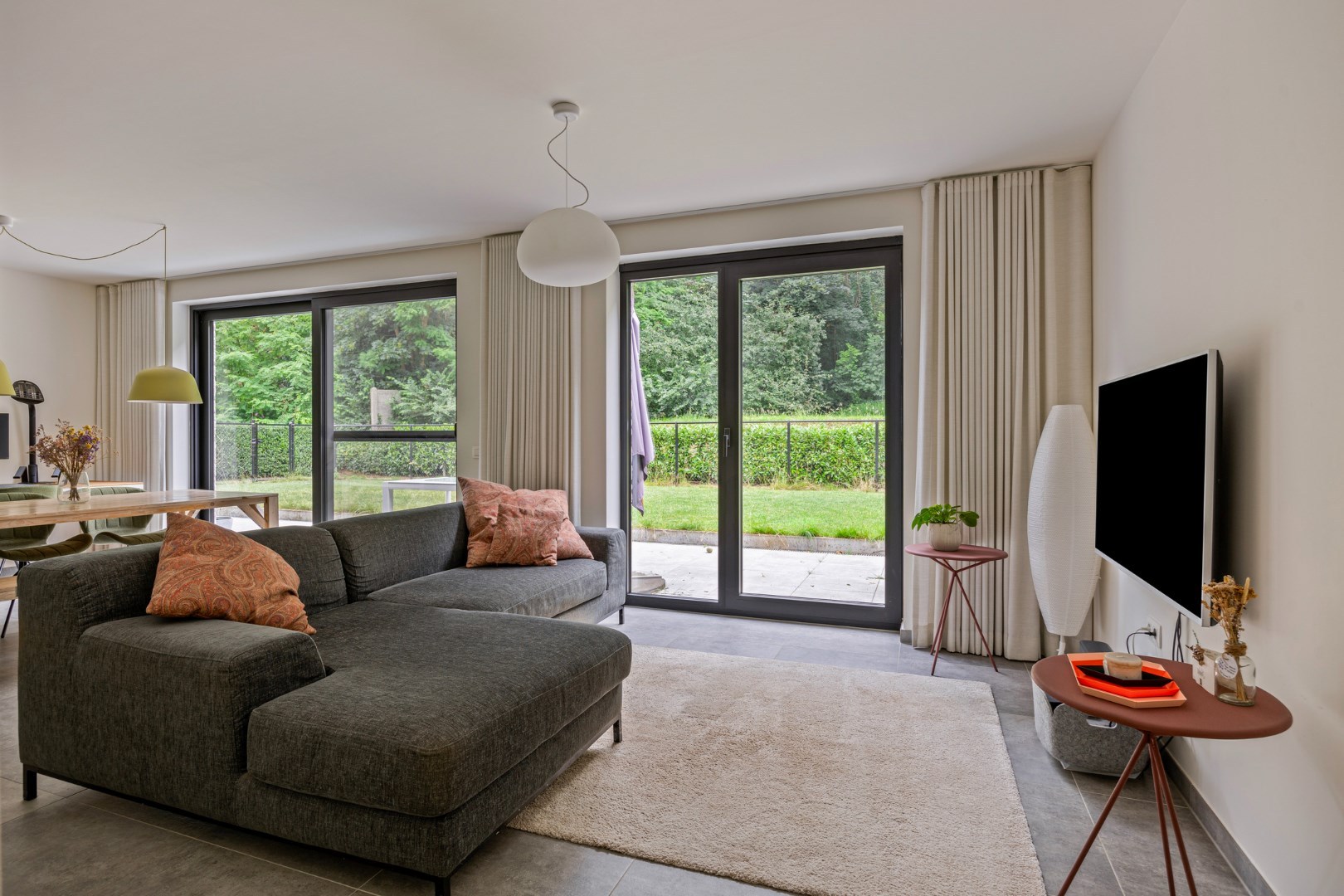 Ruim appartement met 2 slaapkamers en tuin + autostaanplaats vlakbij autostrade - EPC 68 kWh/m² 