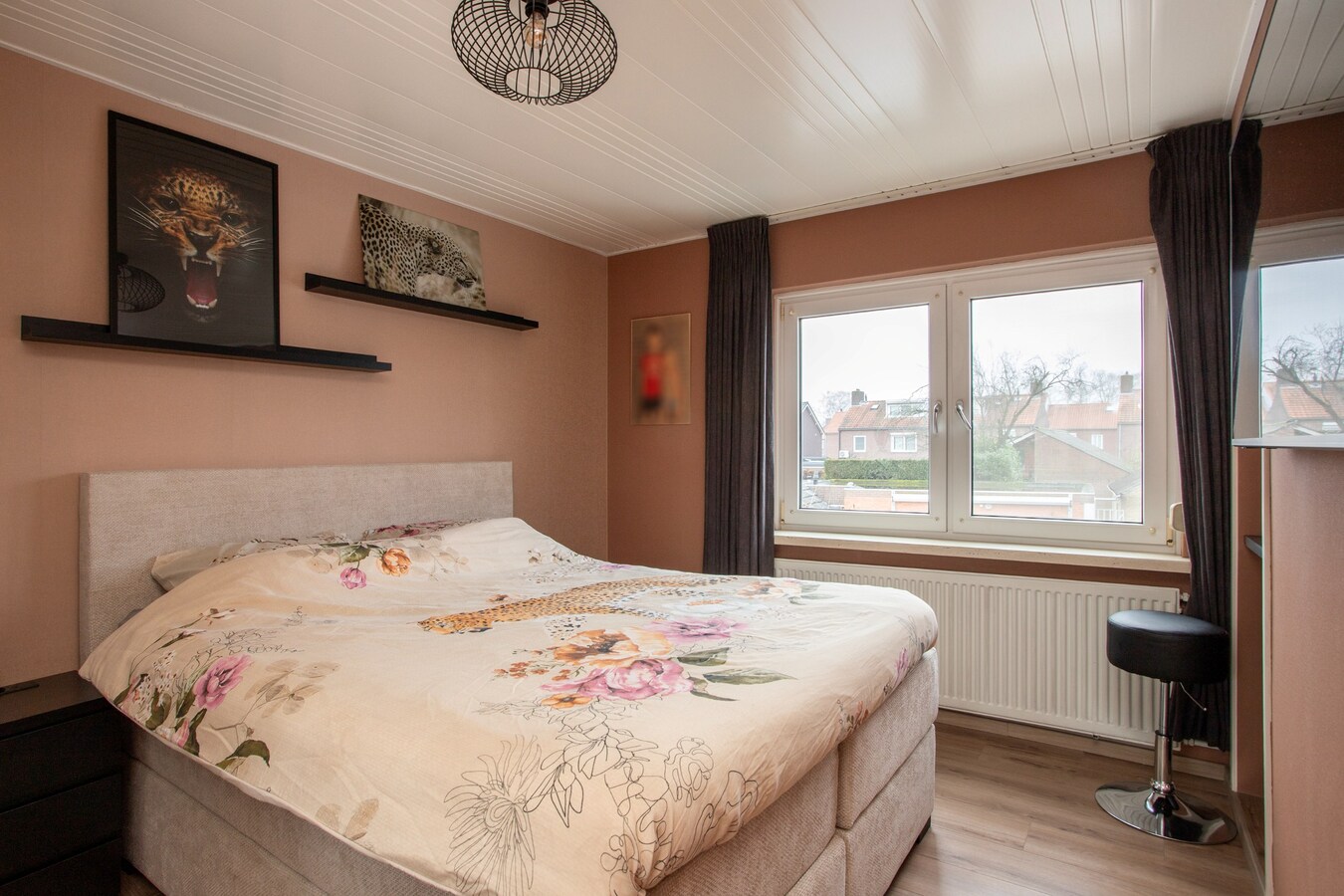 Welkom in deze verrassend ruime en charmante hoekwoning nabij het centrum van Reusel! 