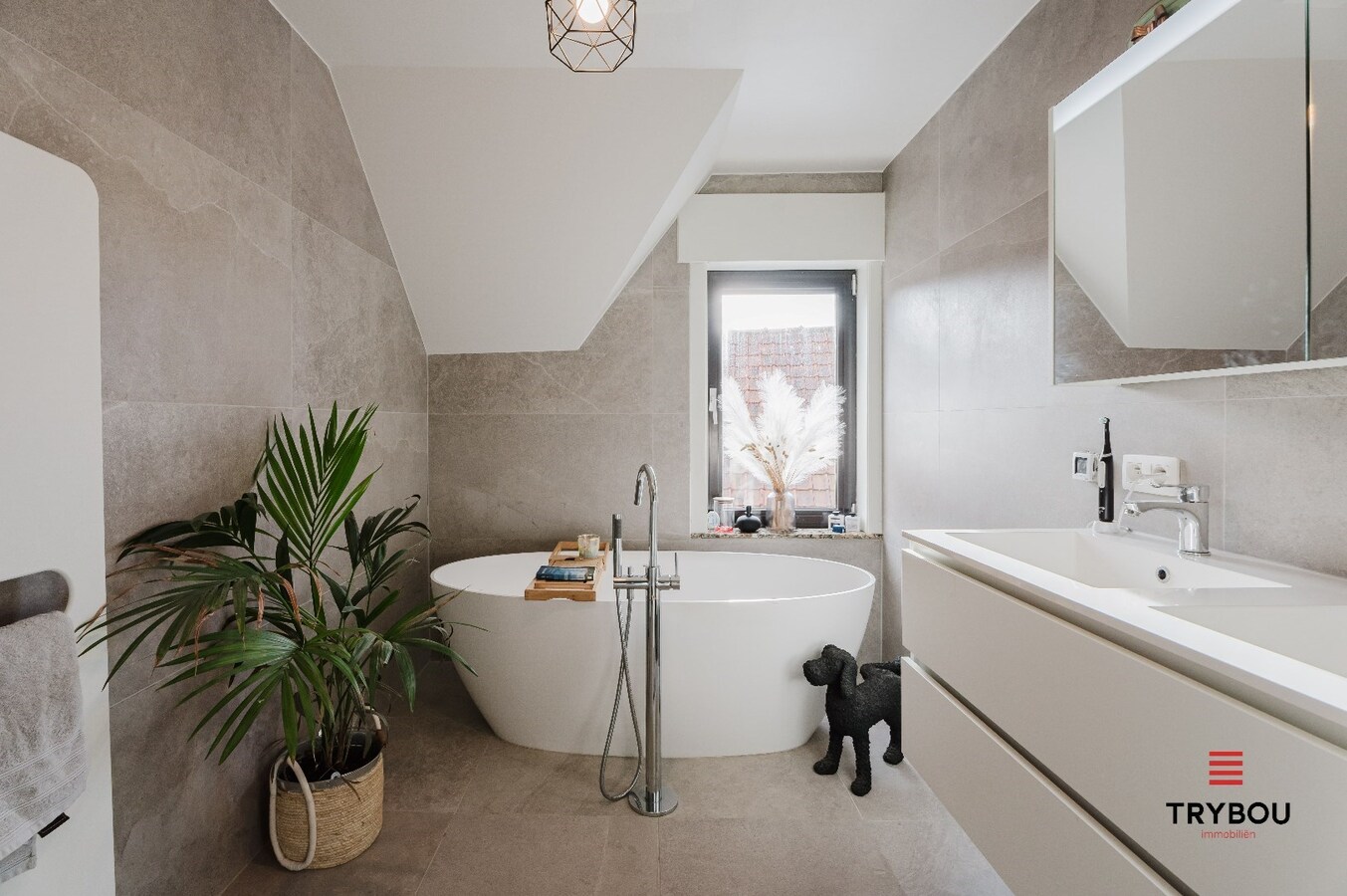 Verrassend ruime, lichtrijke woning op ruim perceel van 722m² te Jabbeke 