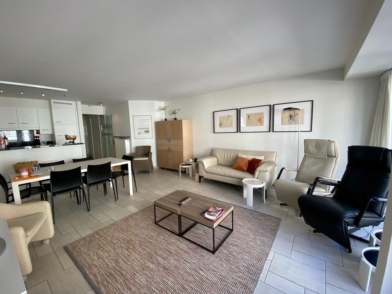 GEMEUBELD - Super gelegen en perfect onderhouden appartement, gelegen in de Van Bunnenlaan. 