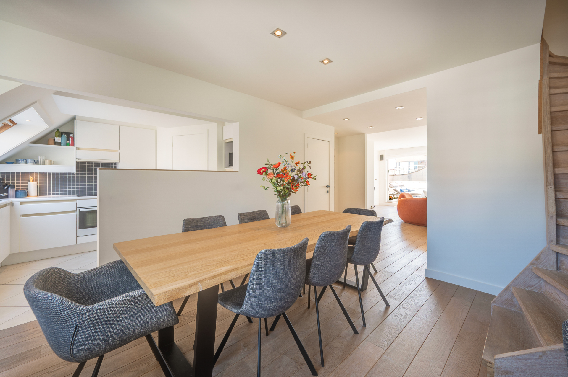 Exclusif duplex penthouse avec 3 chambres et terrasse ensoleillée, situé dans un emplacement de choix près de la place Rubens et de la mer. 