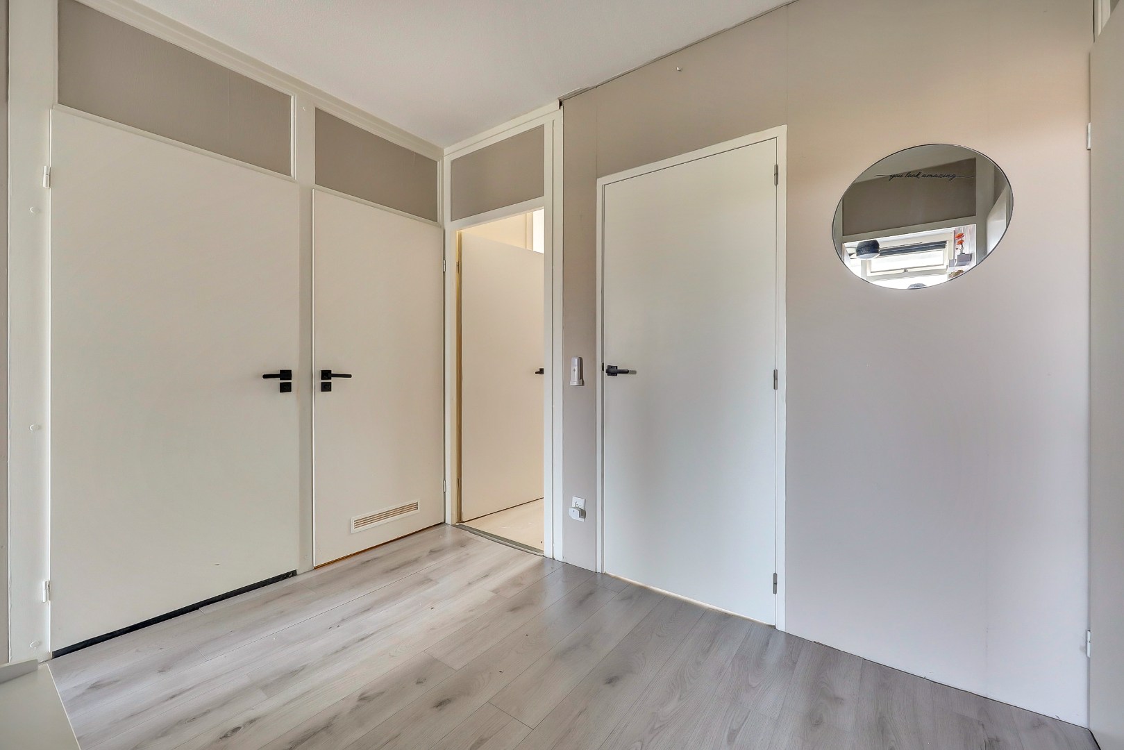 Dit lichte 4-kamer appartement op de 4e verdieping, met 3 slaapkamers, keurige keuken, balkon op het zuiden en berging in de onderbouw is gelegen in de populaire wijk "Ommoord". 