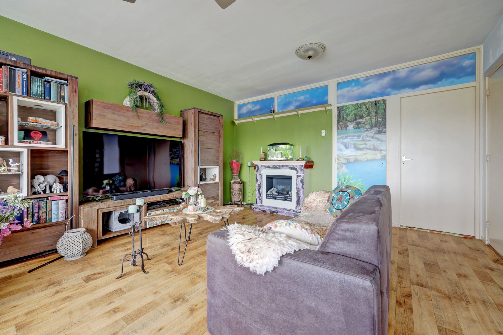 Dit ruime 3 -(voorheen 4) kamer appartement heeft een lichte woonkamer, zonnige balkon, 2 slaapkamers en is gelegen op 6e etage. 