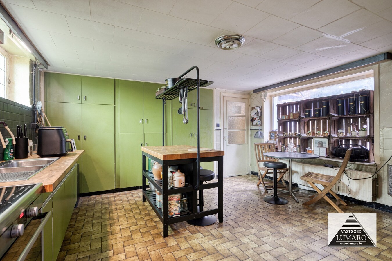 Charmante, op te knappen woning op perceel van 4.600 m² 