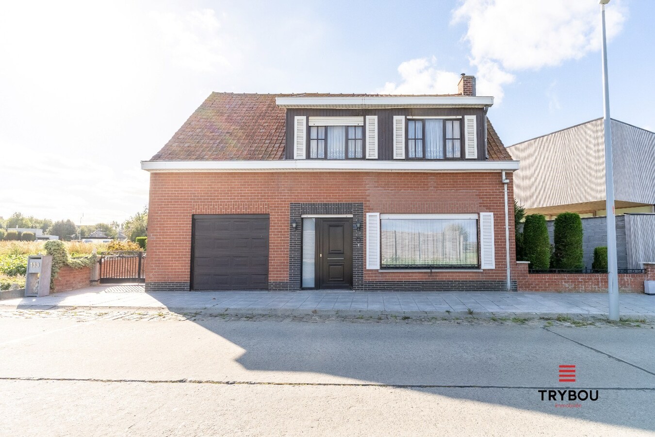 Verrassend ruime woning aan de rand van Houthulst op ruim perceel van 720m². 