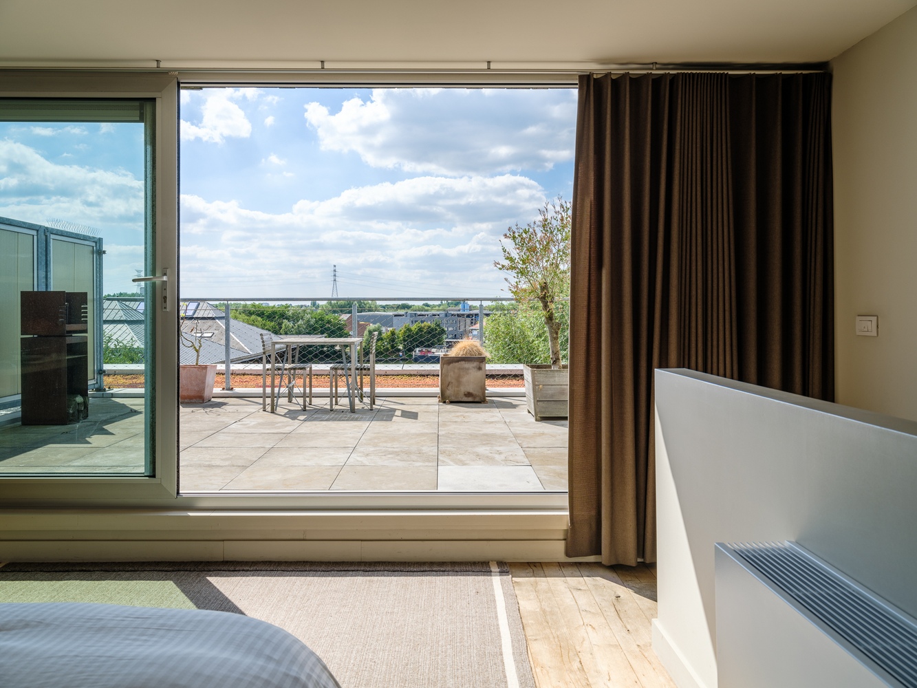 Exclusief wonen. Uitzonderlijk, luxueus en ruim (191m²) appartement met terras en fenomenaal zicht op water. 