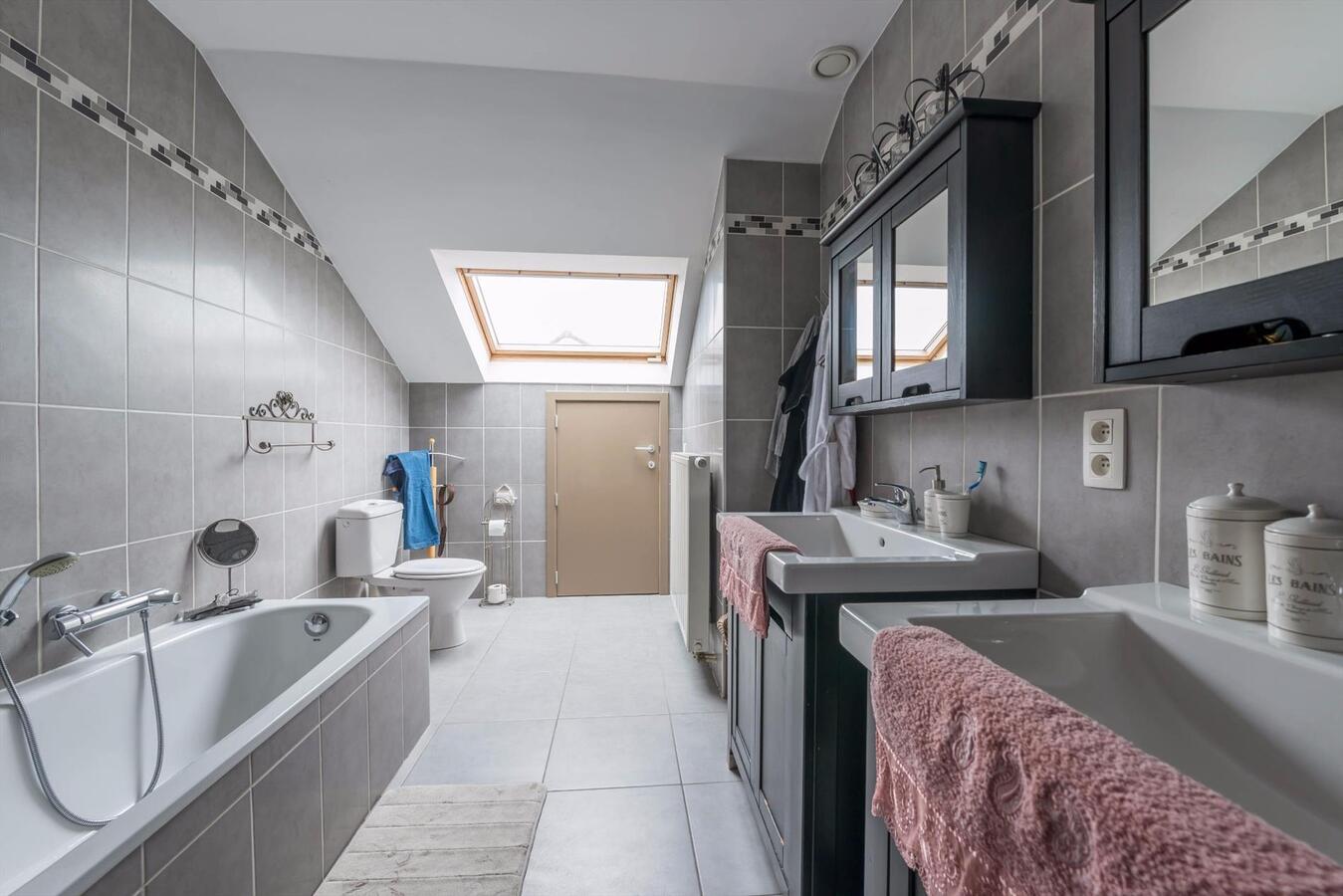 Prachtig afgewerkte halfopen woning met 3 slaapkamers 