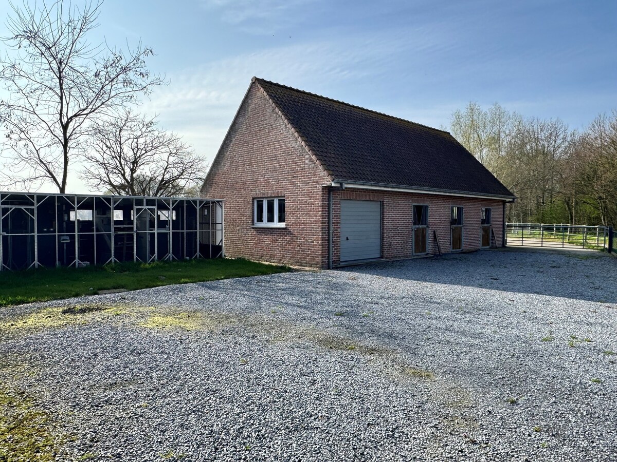 Alleenstaande woning met naastliggend stuk bouwgrond en weide te Eernegem 