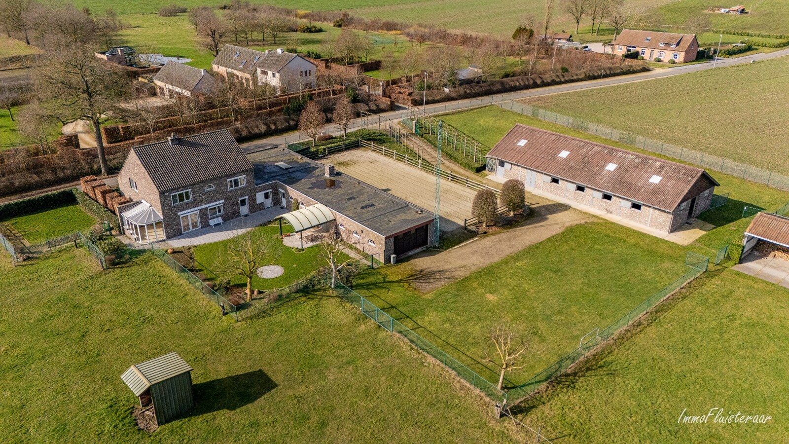 Woning met paardenstallen en buitenpiste op ca. 6,5ha te Bree 