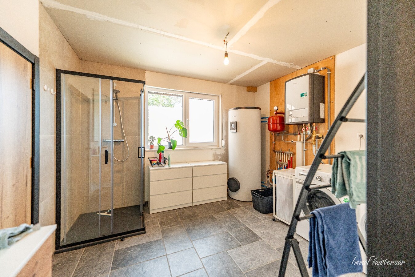 Gerenoveerde woning met praktijkruimte en paardenstal op 9.019 m2 te Balen 